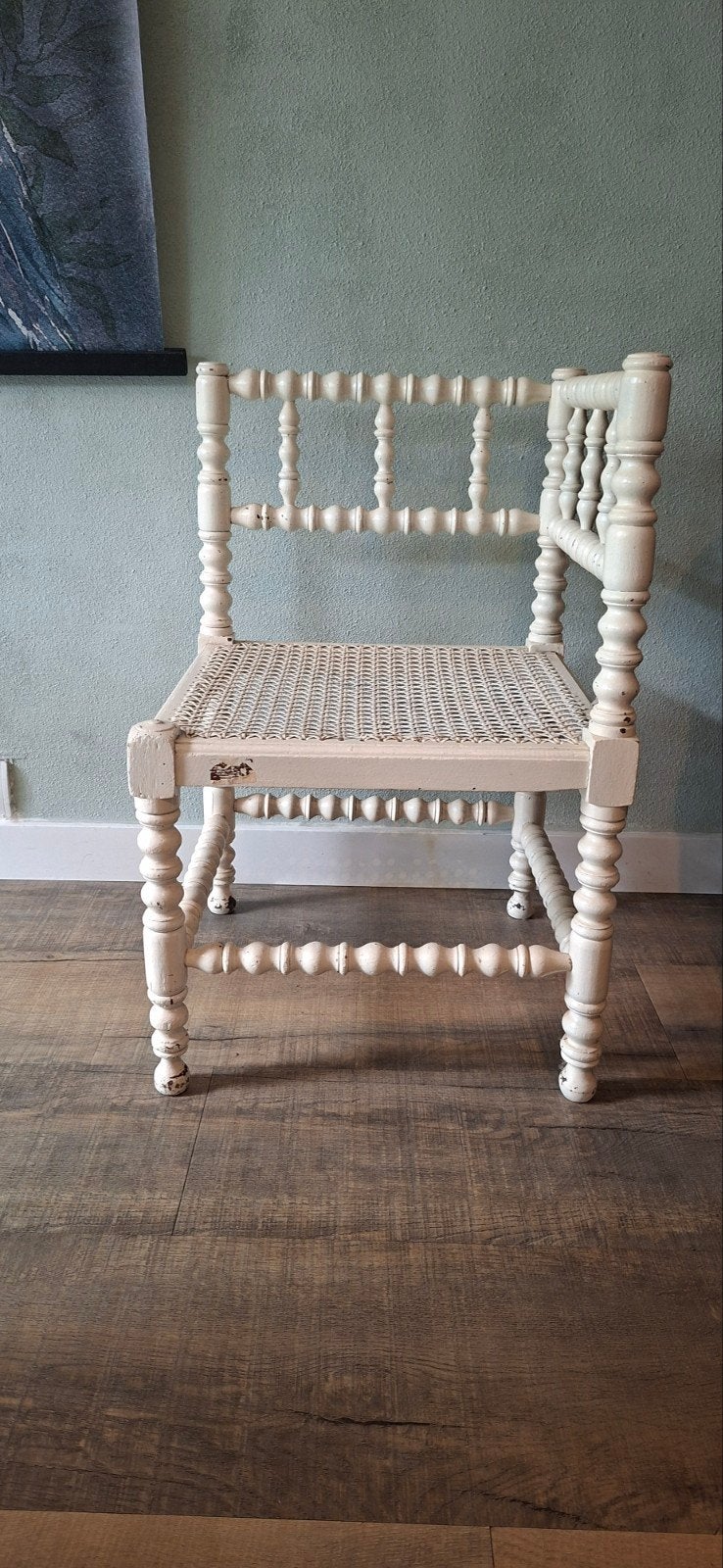 Vintage knobbel stoel/ bobbin corner wit met biezen zitting, Antiek en Kunst, Ophalen