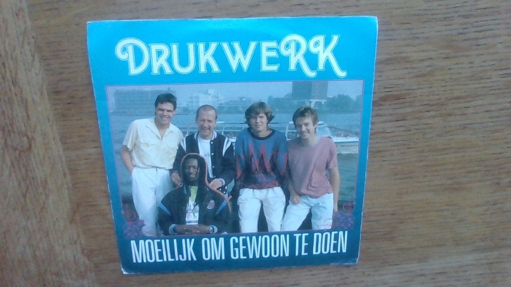 Drukwerk – Moeilijk Om Gewoon Te Doen, Cd's en Dvd's, 7 inch, Ophalen of Verzenden, Zo goed als nieuw, Beschermende buitenhoes
