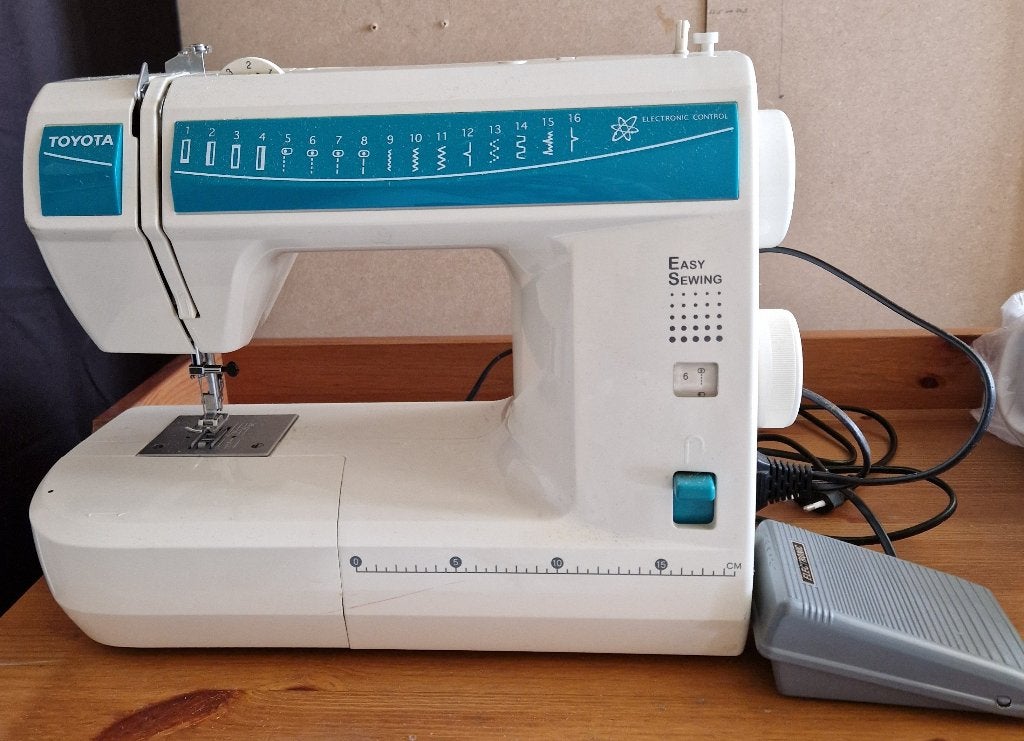 Toyota ES 016 RS 2000 Naaimachine - Zo goed als nieuw, Hobby en Vrije tijd, Ophalen, Zo goed als nieuw, Naaimachine, Overige merken
