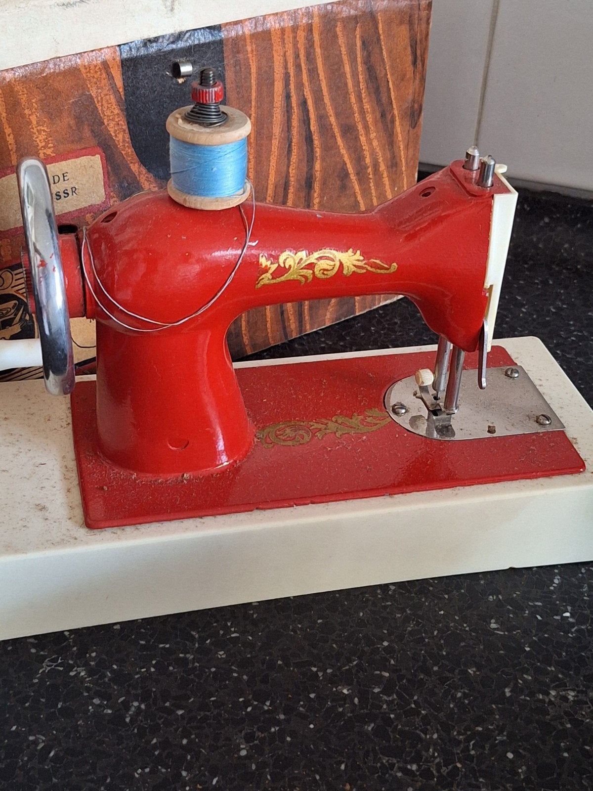 Vintage USSR Kindernaaimachine - Rode Naaimachine met Doos, Hobby en Vrije tijd, Naaimachines en Toebehoren, Ophalen of Verzenden