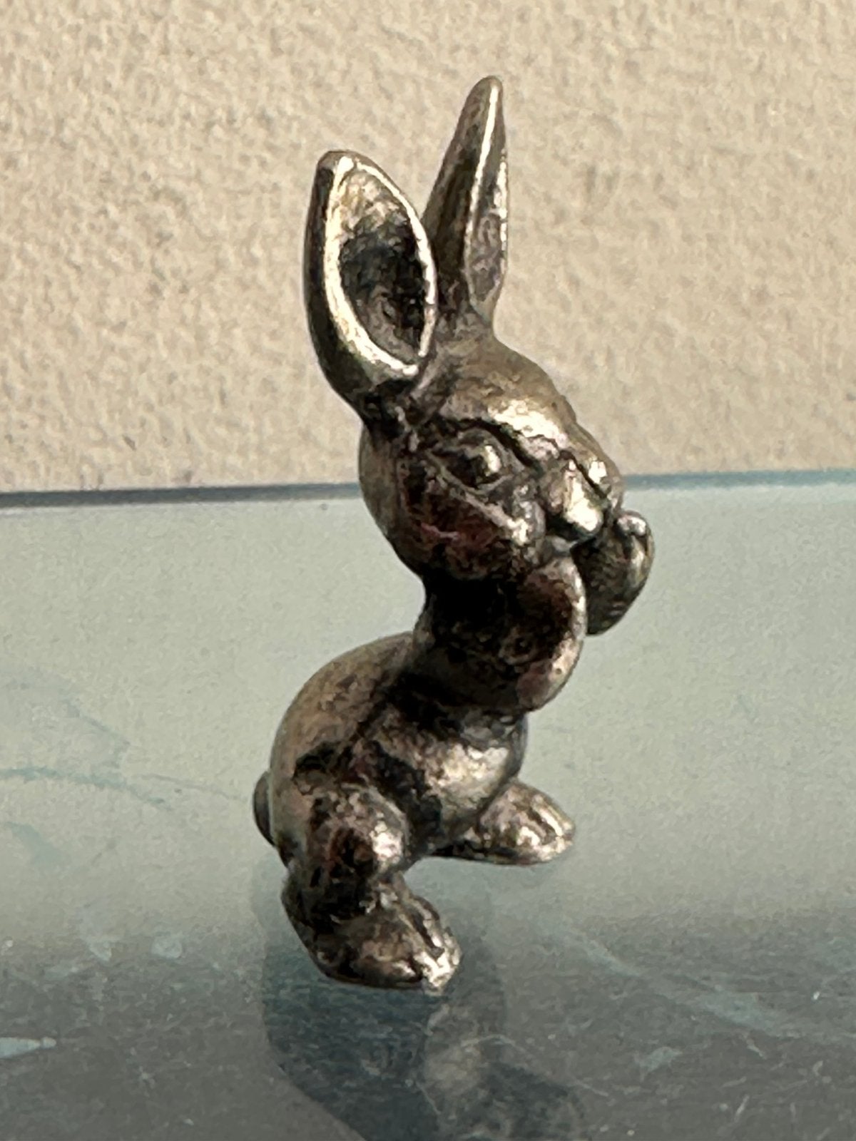 Verzilverd tin Miniatuur beeldje konijntje, Ophalen of Verzenden, Zo goed als nieuw, Dier