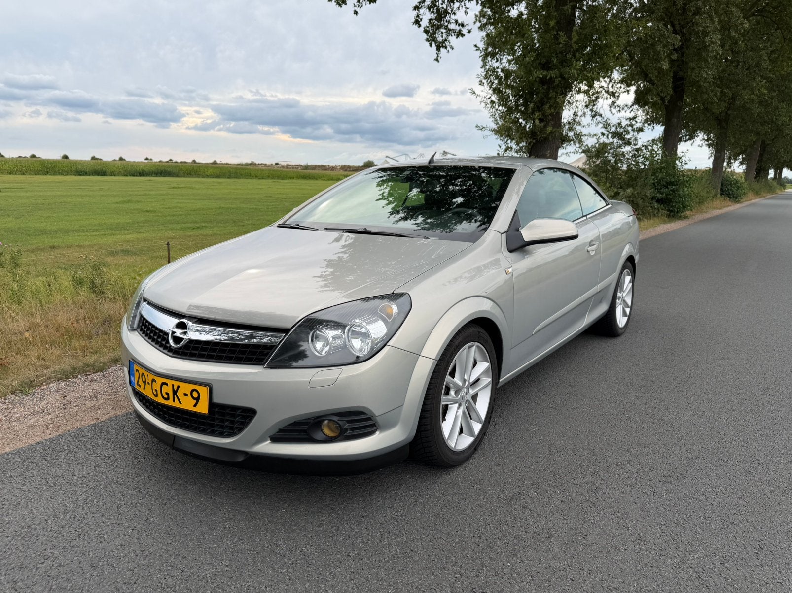 Opel Astra Twintop 1.8 140pk Zeer netjes en goed onderhouden, Auto's, Zwart, 4 cilinders, Cabriolet, 4 stoelen