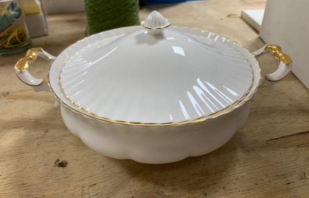 Twee Royal Albert Val d'Or en Reverie dekschalen groentekom, Antiek en Kunst, Antiek | Servies los, Ophalen of Verzenden