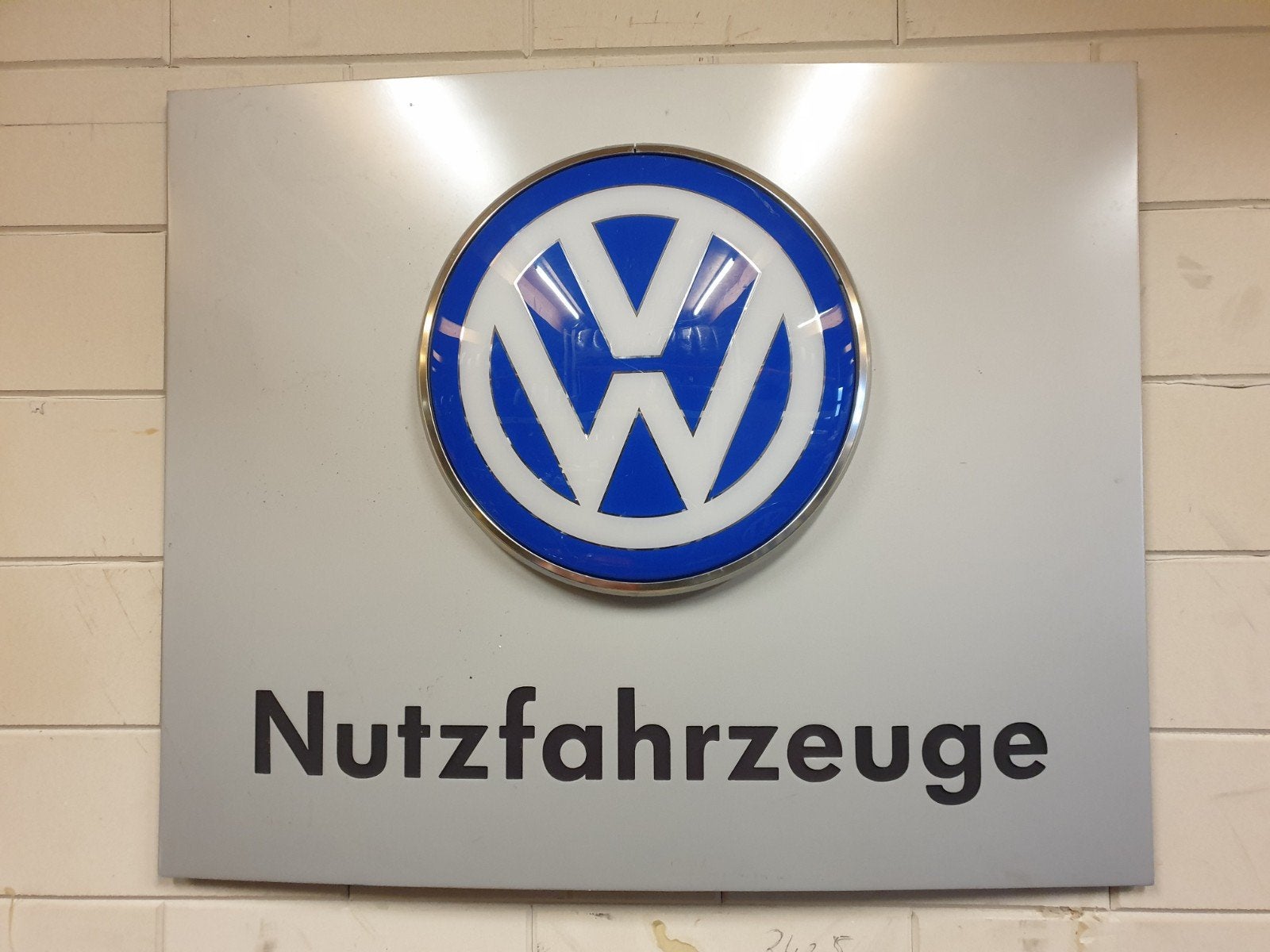 VW Logo dealer Alu rand gevelplaat 111cm Nutzfahrzeuge, Verzamelen, Ophalen, Eu, Gebruikt, Eu