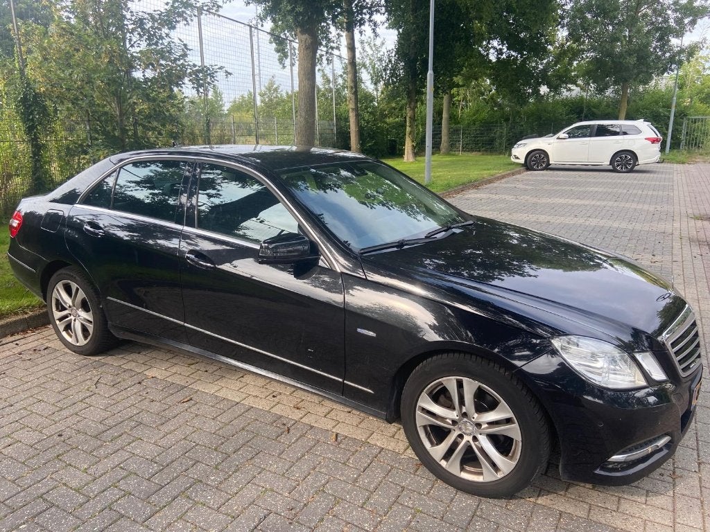 Mercedes-Benz E-Klasse 1.8 E200 CGI AUT 2011 (Nieuwe APK), Auto's, Achterwielaandrijving, 4 cilinders, 1796 cc, Zwart