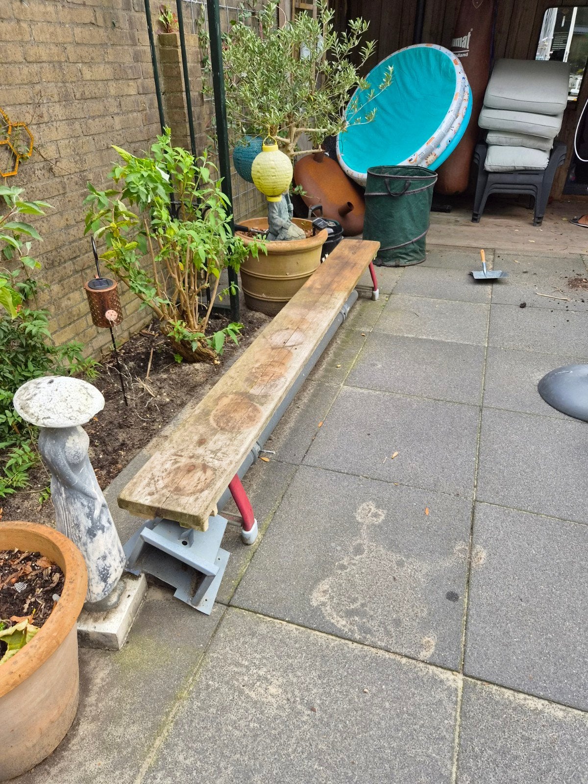 Robuuste houten bank met metalen onderstel, Tuin en Terras, Ophalen, Gebruikt, Hout