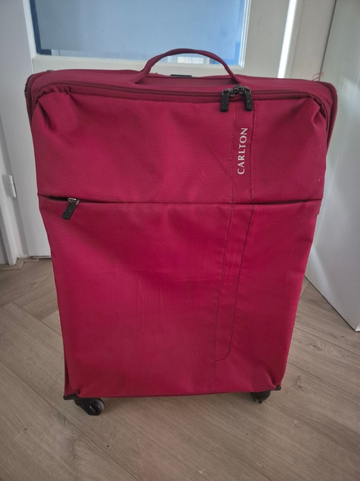Carlton, 4 wielen  middel koffer 65 x 41x 25 kg weegt 2 kg, Sieraden, Tassen en Uiterlijk, Koffers, Ophalen, Hard kunststof, 60 tot 70 cm