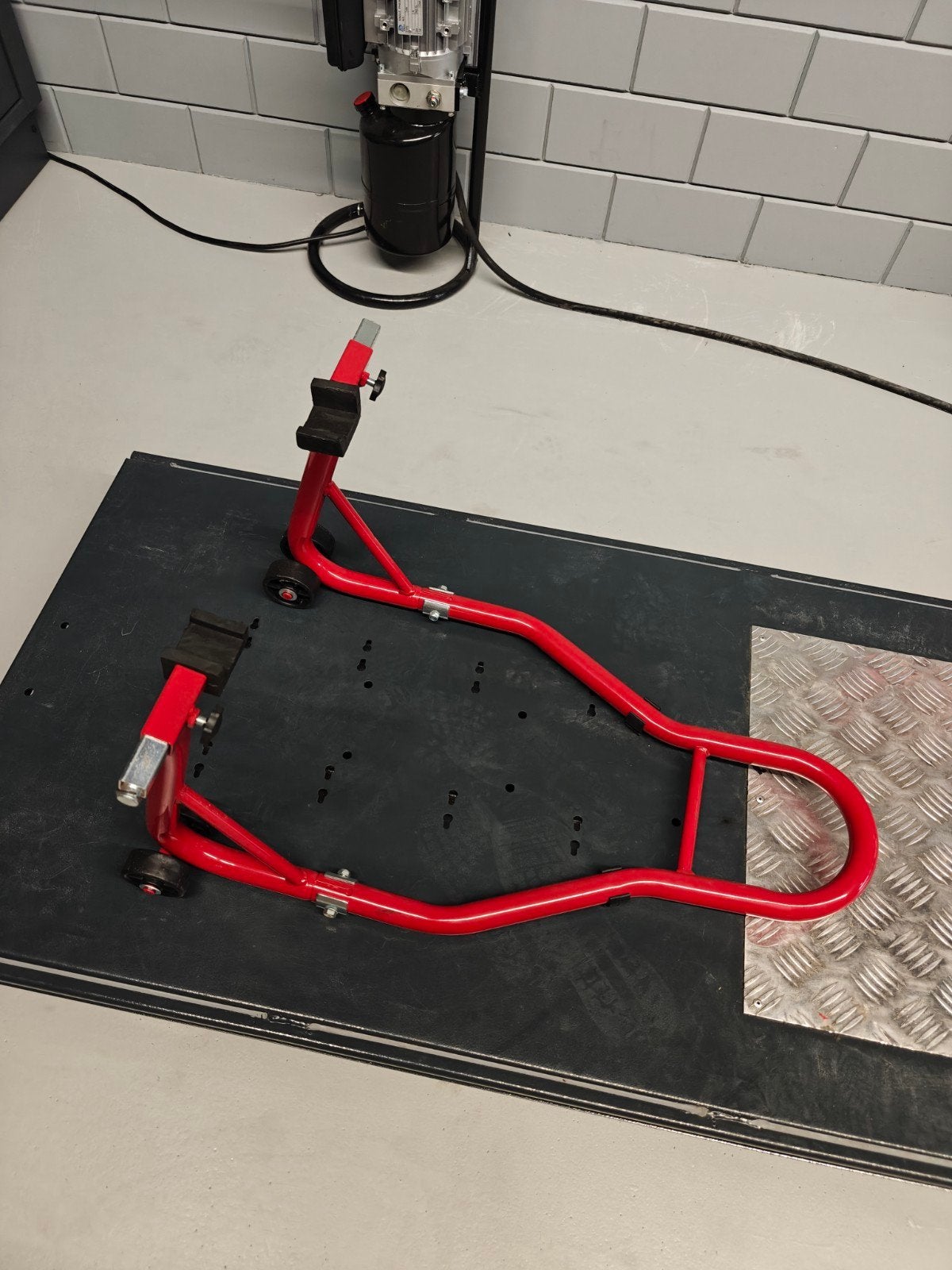 Paddockstand zo goed als nieuw met rubberen steunen, Motoren, Onbekend, Nieuw, Ophalen of Verzenden, Onbekend