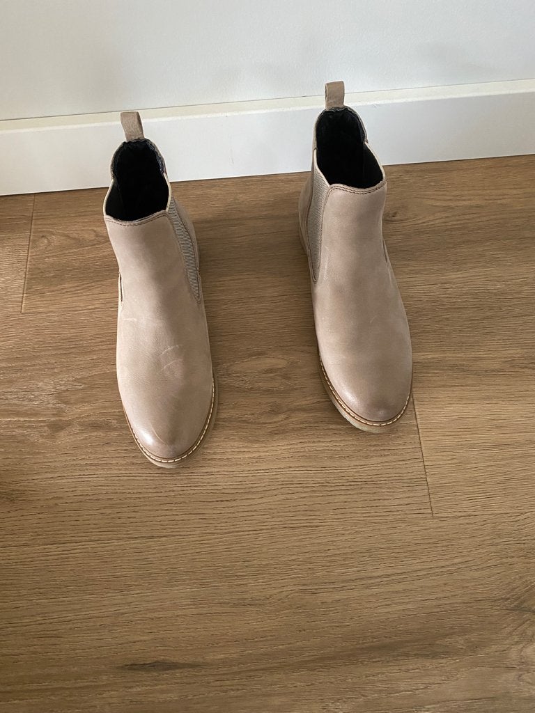 Te koop: Korte beige laarsjes, merk Tamaris, maat 38, Beige, Lage of Enkellaarzen, Nieuw, Ophalen