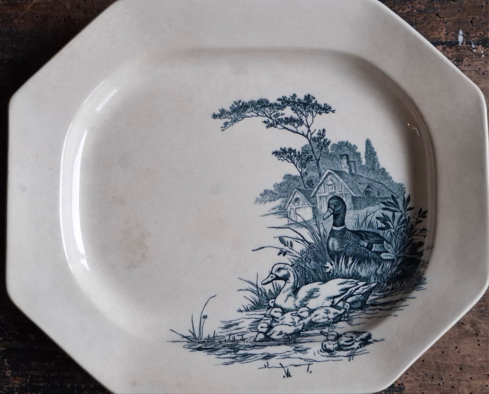 Schaal.  WEDGWOOD RUSTIC. Ca 1920.    32/27 cm., Ophalen