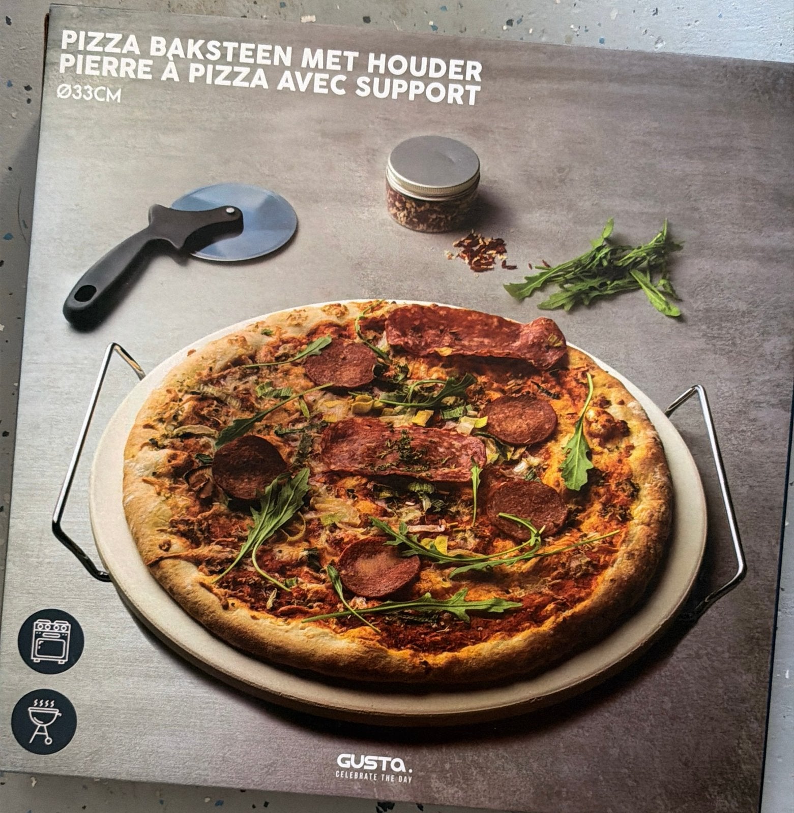 Gusta Pizzasteen met houder - Ø33cm, Huis en Inrichting, Overige typen, Nieuw, Gusta, Steen/keramiek