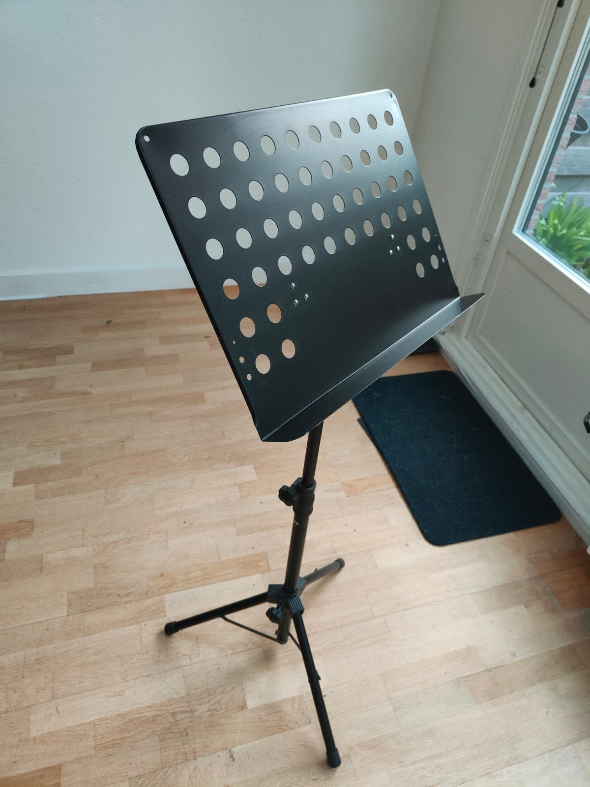 Zwarte muziekstandaard - Zo goed als nieuw, Ophalen, Zo goed als nieuw, Muziekstandaard, Hoorn