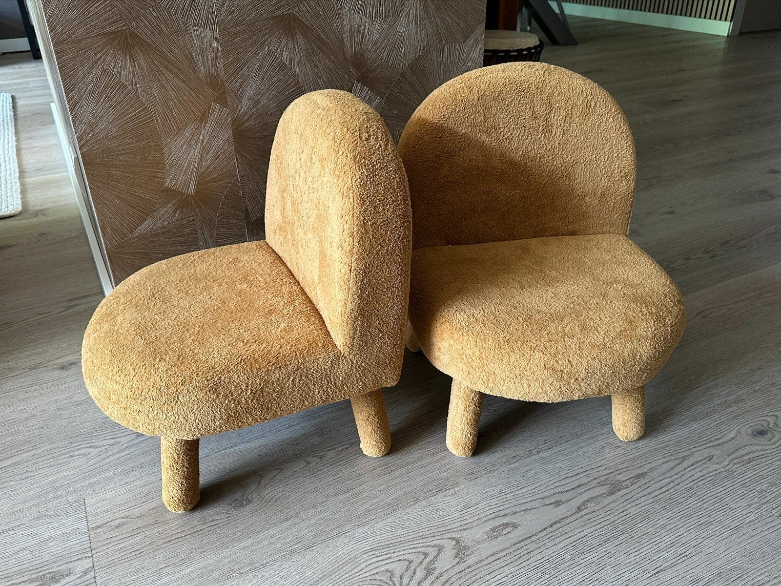 2x Okergele kinderstoeltjes - zithoogte 23 cm, Ophalen, Nieuw, Stoel(en)