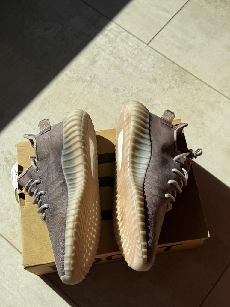 Adidas Yeezy Boost 350 V2 "Mono Mist" - Maat 45, Kleding | Heren, Schoenen, Overige kleuren, Nieuw, Ophalen of Verzenden, Sneakers of Gympen