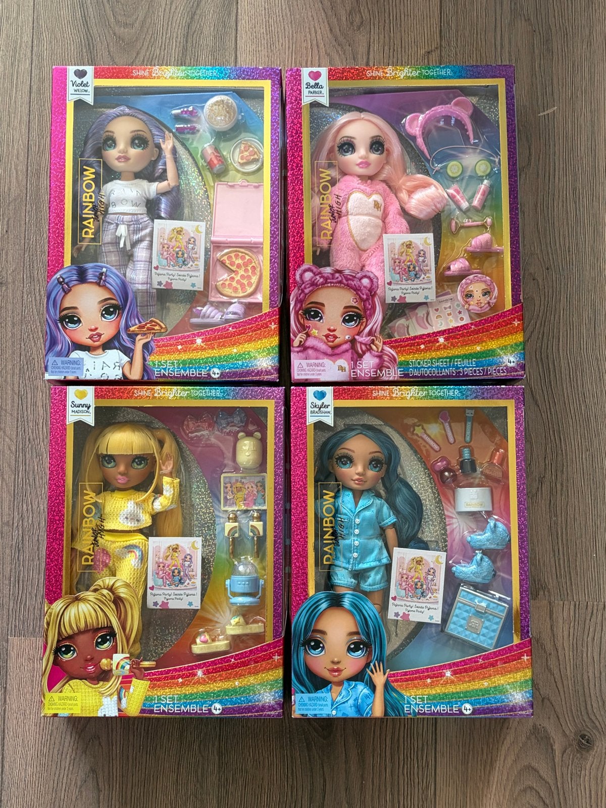 Rainbow High Junior High Pyjama Party Poppen Set (4 stuks), Ophalen of Verzenden, Nieuw, Overige typen
