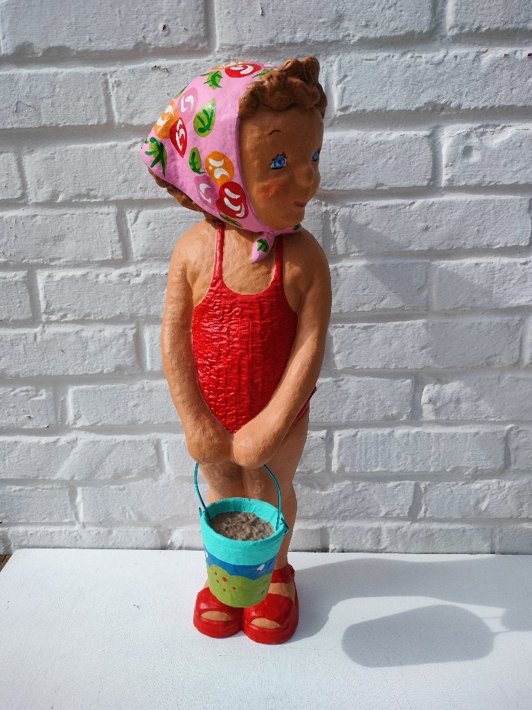 Strandmeisje met emmertje in papier-maché., Ophalen of Verzenden