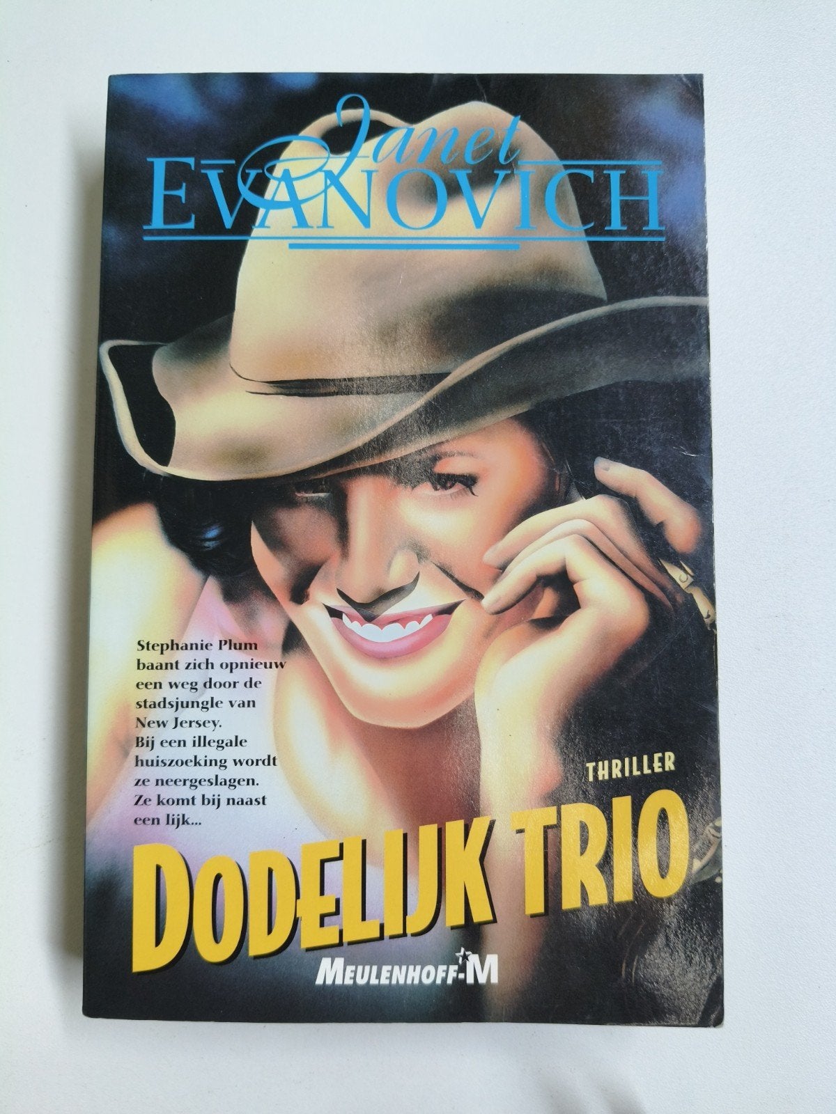 Dodelijke Trio - Janet Evanovich (Thriller), Boeken, Thrillers, Ophalen of Verzenden, Gelezen, Janet Evanovich, Amerika