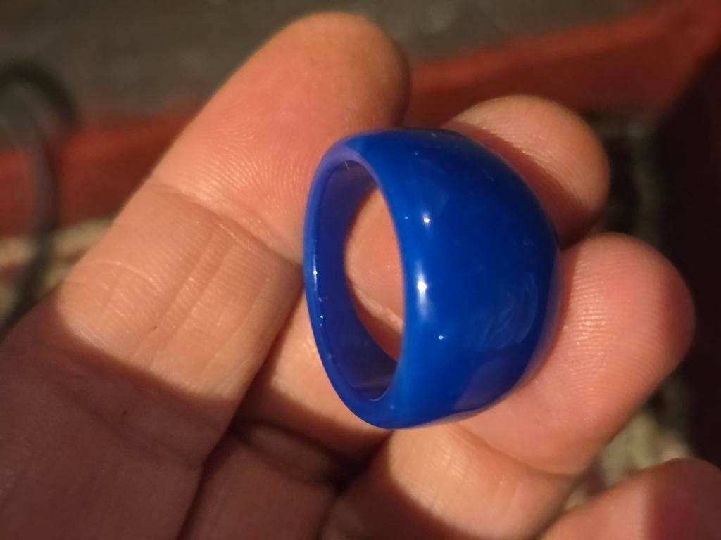 Mooie blauwe ring, maat 19, Sieraden, Tassen en Uiterlijk, Ringen, Kunststof, Blauw, 19 tot 20, Nieuw