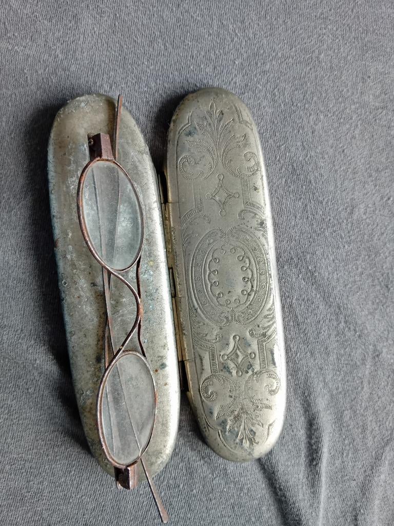 oude brillenkoker met bril, Ophalen of Verzenden