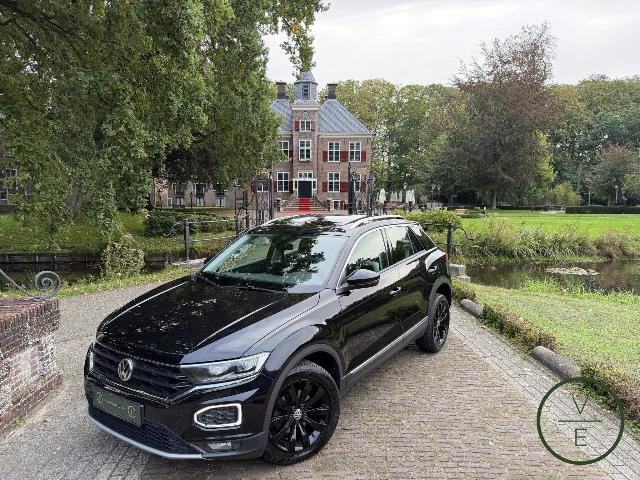 Volkswagen T-Roc 1.5 TSI Sport Business R | Pano | Camera |, Stof, 4 cilinders, 150 pk, Zwart