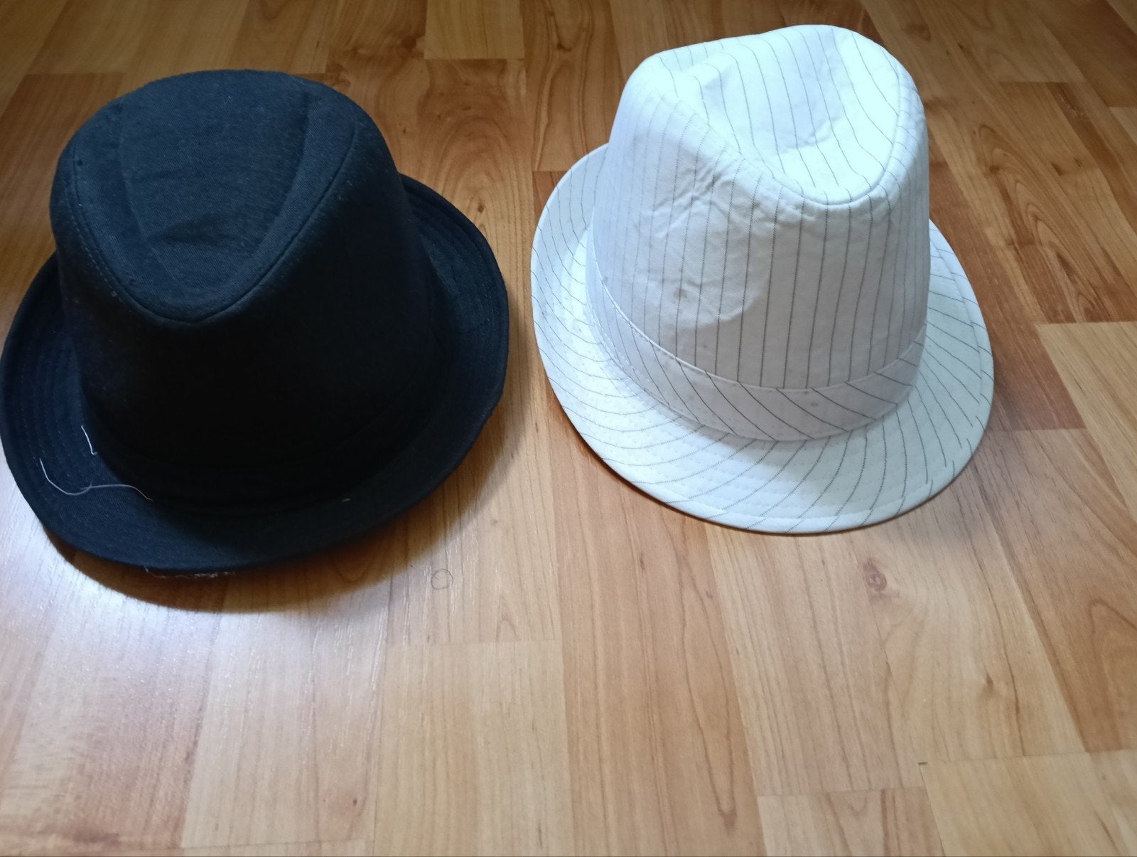 Set van 2 Hoeden: Zwarte Fedora & Wit Gestreepte Hoed, Hoed, Onbekend, Gedragen, One size fits all