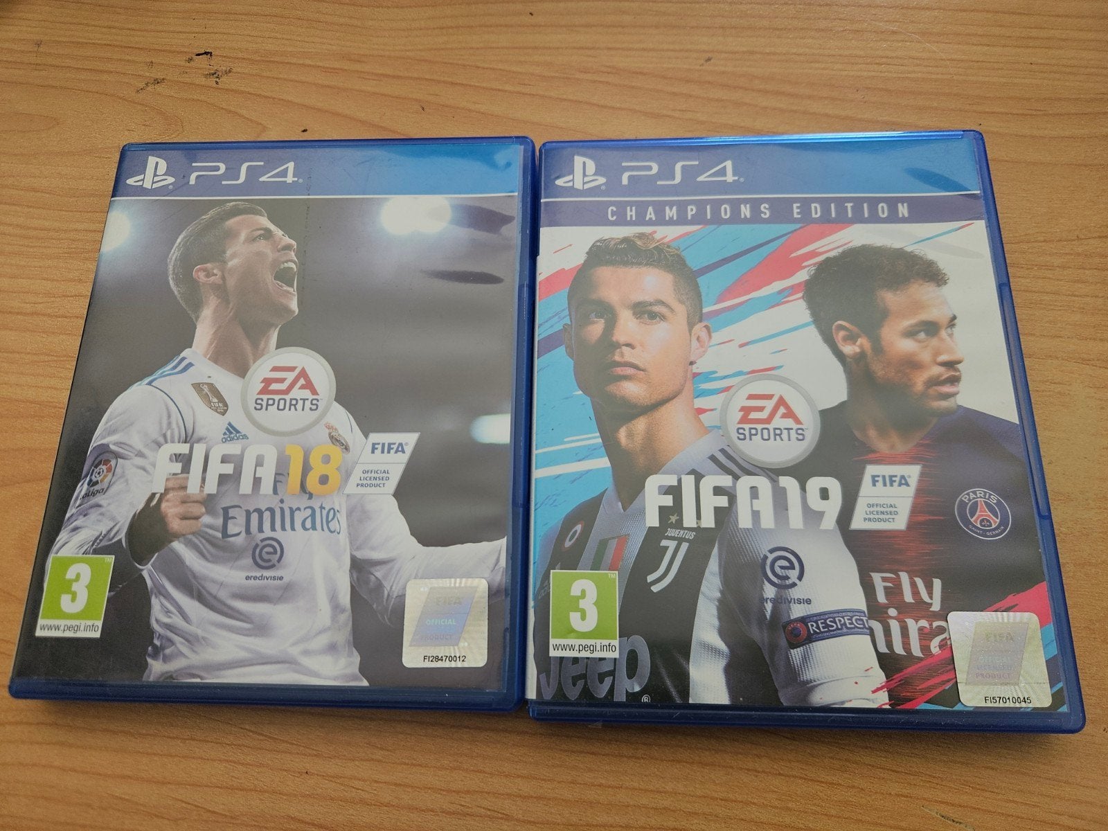 FIFA 18 & FIFA 19 PS4 - Voetbalgames, Spelcomputers en Games, Gebruikt, Verzenden, Eén computer, Sport
