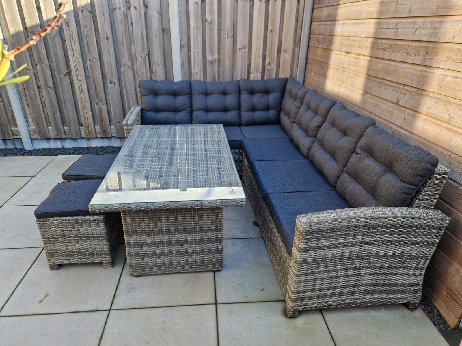 Buiten loungeset met tafel en krukjes, Ophalen, Zo goed als nieuw, Loungeset, Wicker