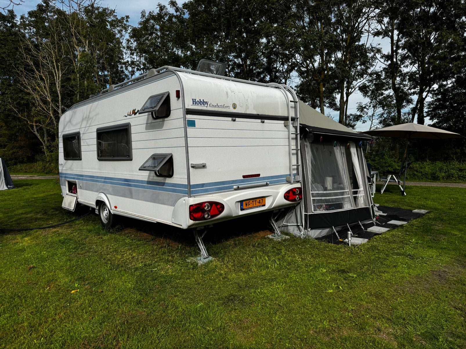 Te koop: 6 persoons Hobby Excellent Easy met stapelbed, Caravans en Kamperen, Stapelbed, Kachel, Hobby, Treinzit
