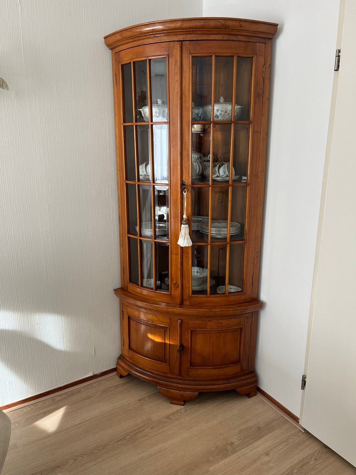 Antieke houten hoekkast met glazen deuren, Ophalen