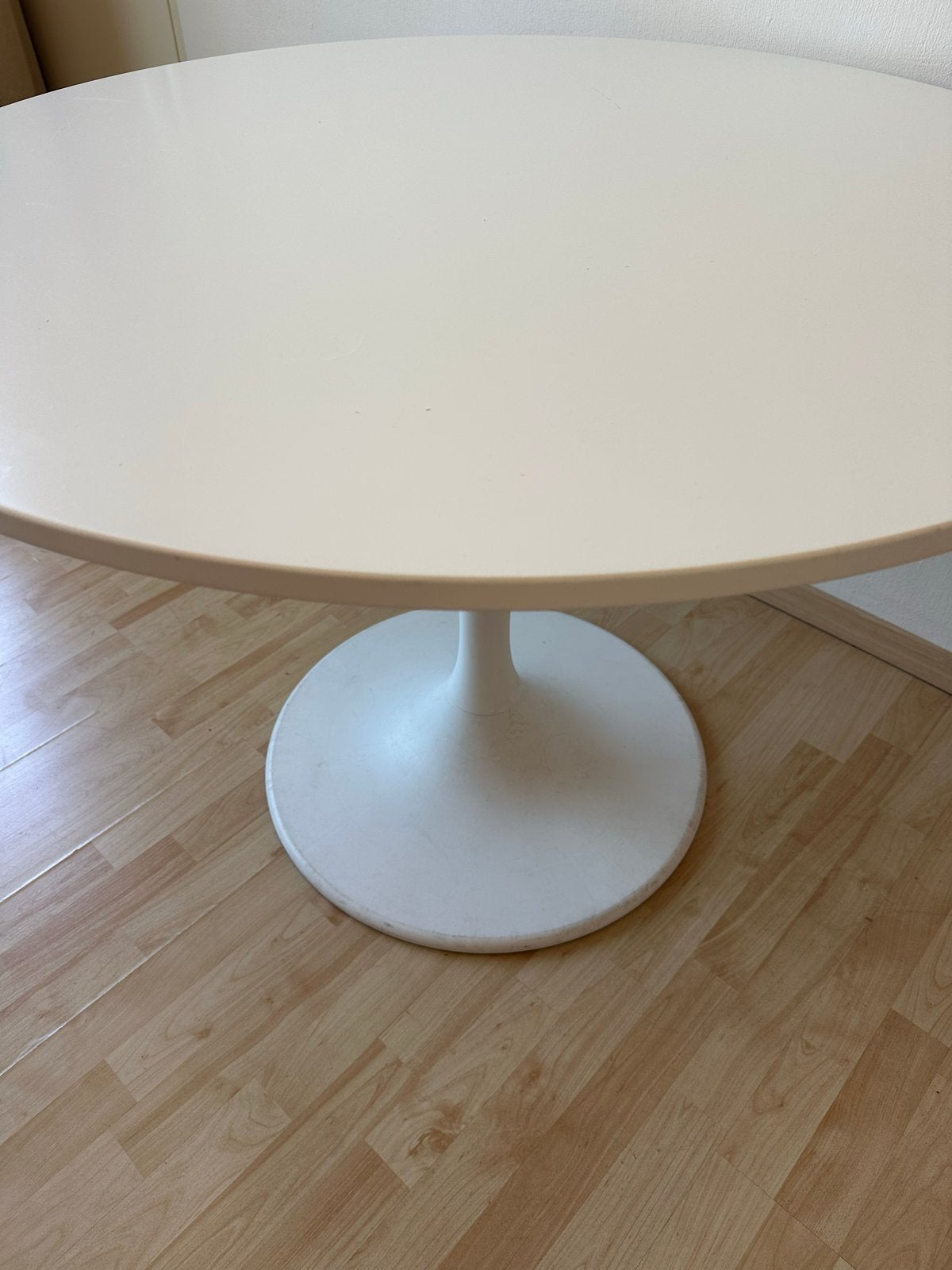 Witte ronde tafel met trompetvoet ikea, Huis en Inrichting, Tafels | Eettafels, Gebruikt, 50 tot 100 cm, tot twee personen, Rond