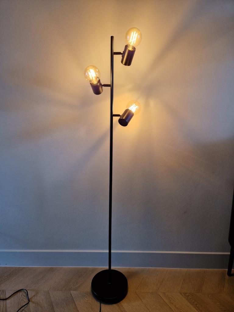 Vloerlamp Este zwart, Huis en Inrichting, Lampen | Vloerlampen, Ophalen, Modern, Industrieel, Zo goed als nieuw, Metaal