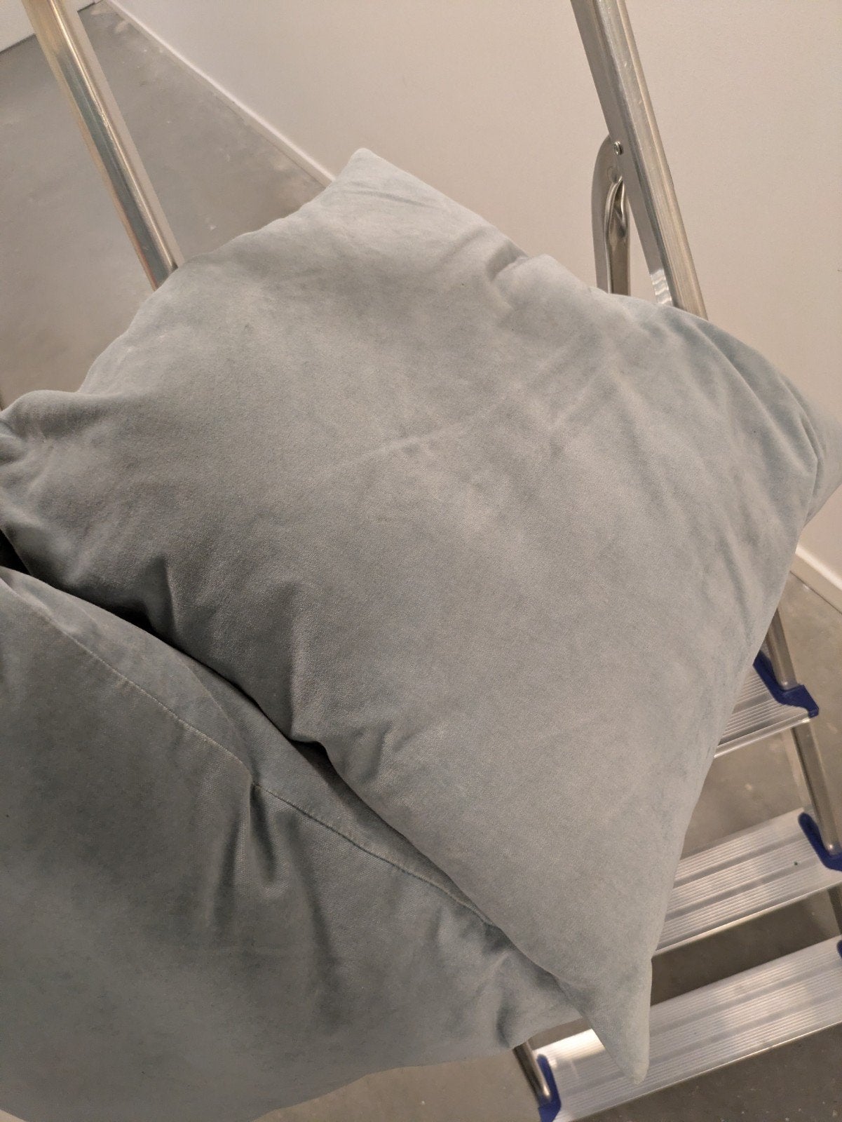 Twee blauwe IKEA kussens (Sanela en Fjädrar), Huis en Inrichting, Ophalen