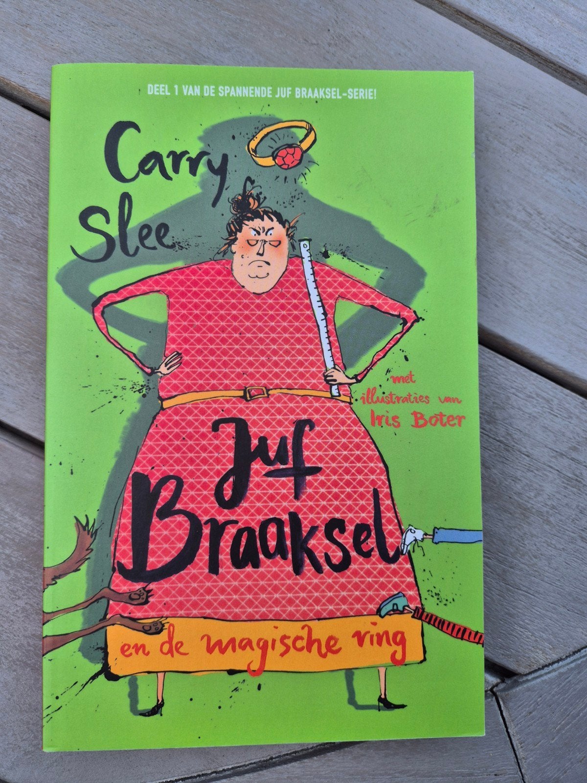 Juf Braaksel en de magische ring van Carry Slee, Ophalen of Verzenden, Zo goed als nieuw