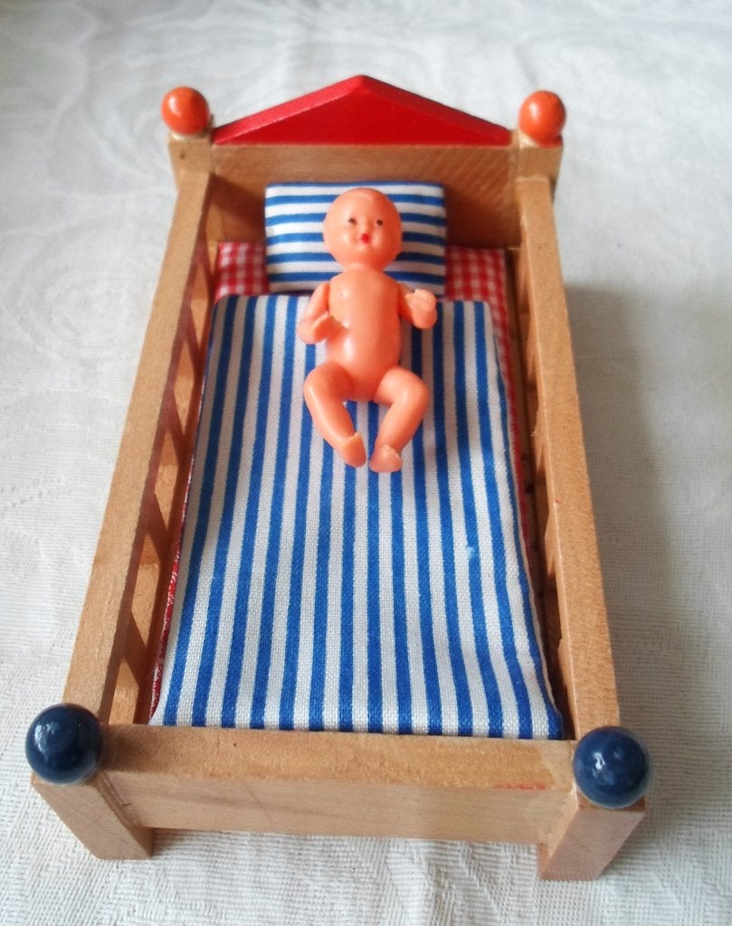 Poppenledikantje met dekentje en kussentje. Poppenhuis, Verzamelen, Poppenhuizen en Toebehoren, Ophalen of Verzenden, Zo goed als nieuw