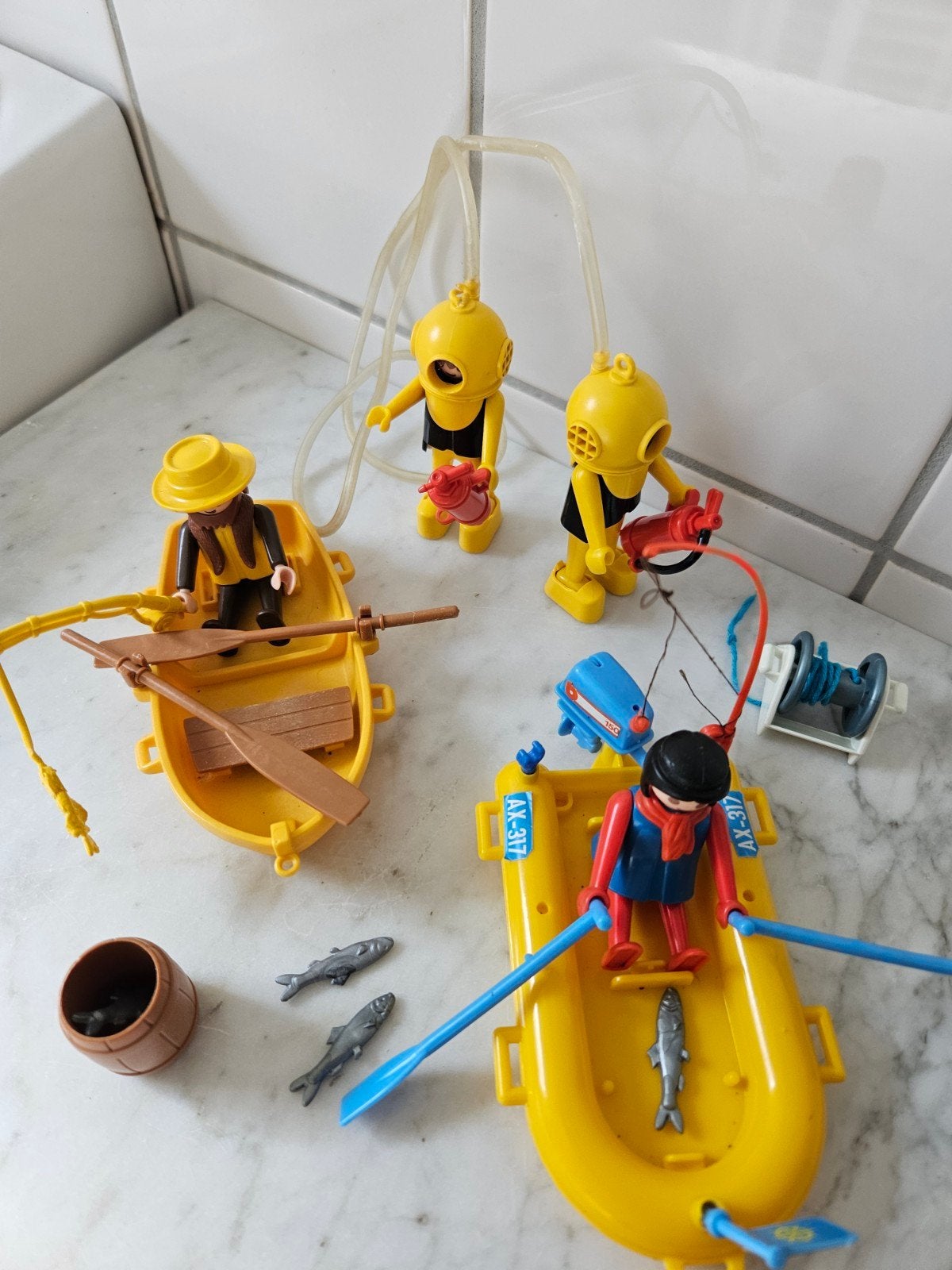 vissers met bootjes en 2 duikers, Ophalen of Verzenden, Gebruikt