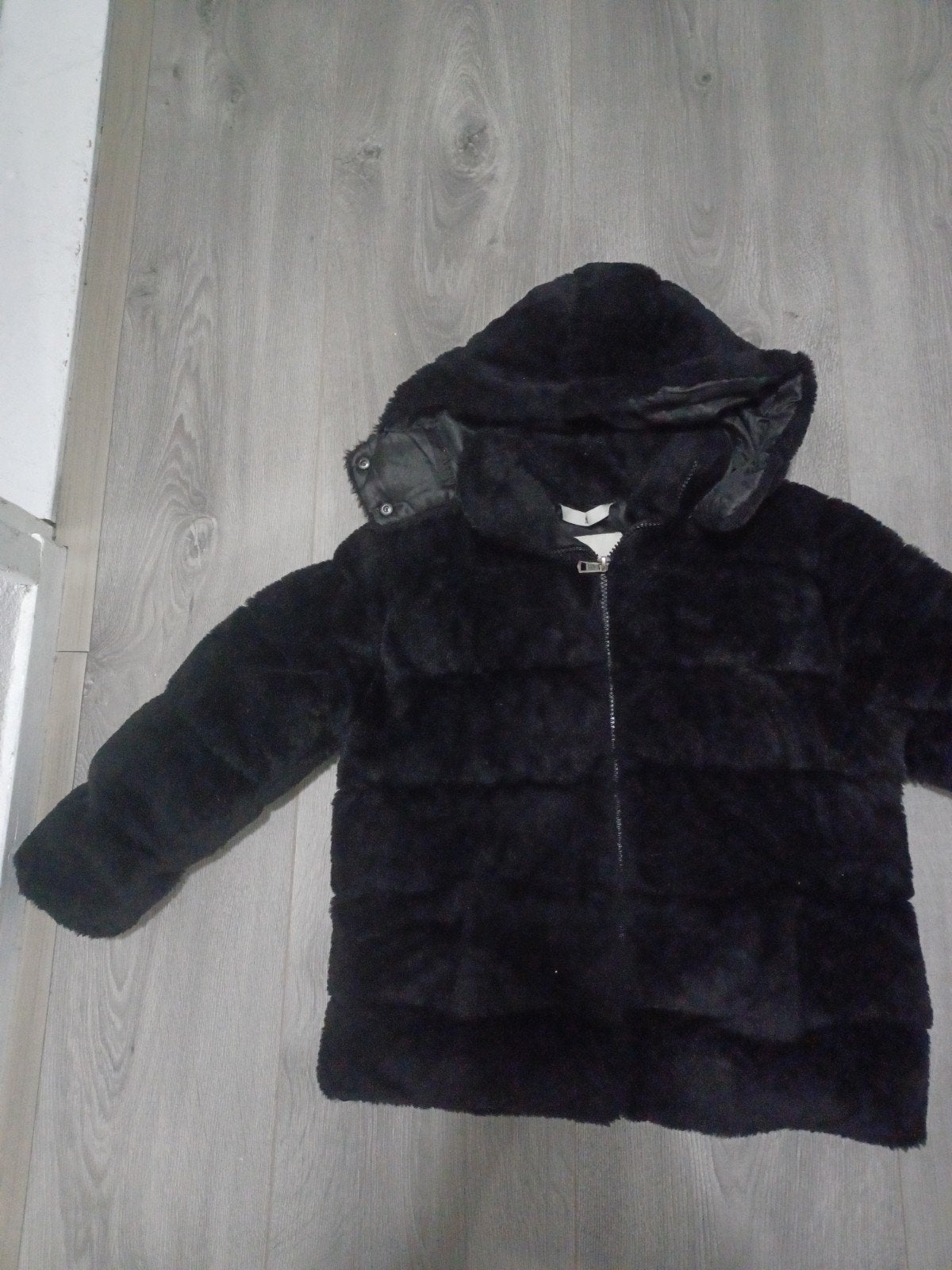 Als nieuw Moncler fluffy winterjas maat 128-134., Kinderen en Baby's, Kinderkleding | Maat 128, Moncler, Meisje, Ophalen of Verzenden