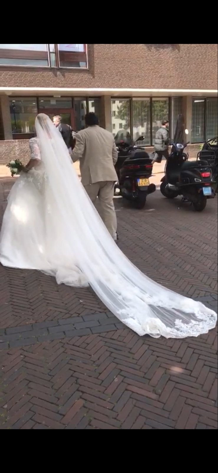 Prachtige Trouwjurk met Kant en Lange Sleep, Ophalen of Verzenden, Gedragen, Wit, Trouwjurk