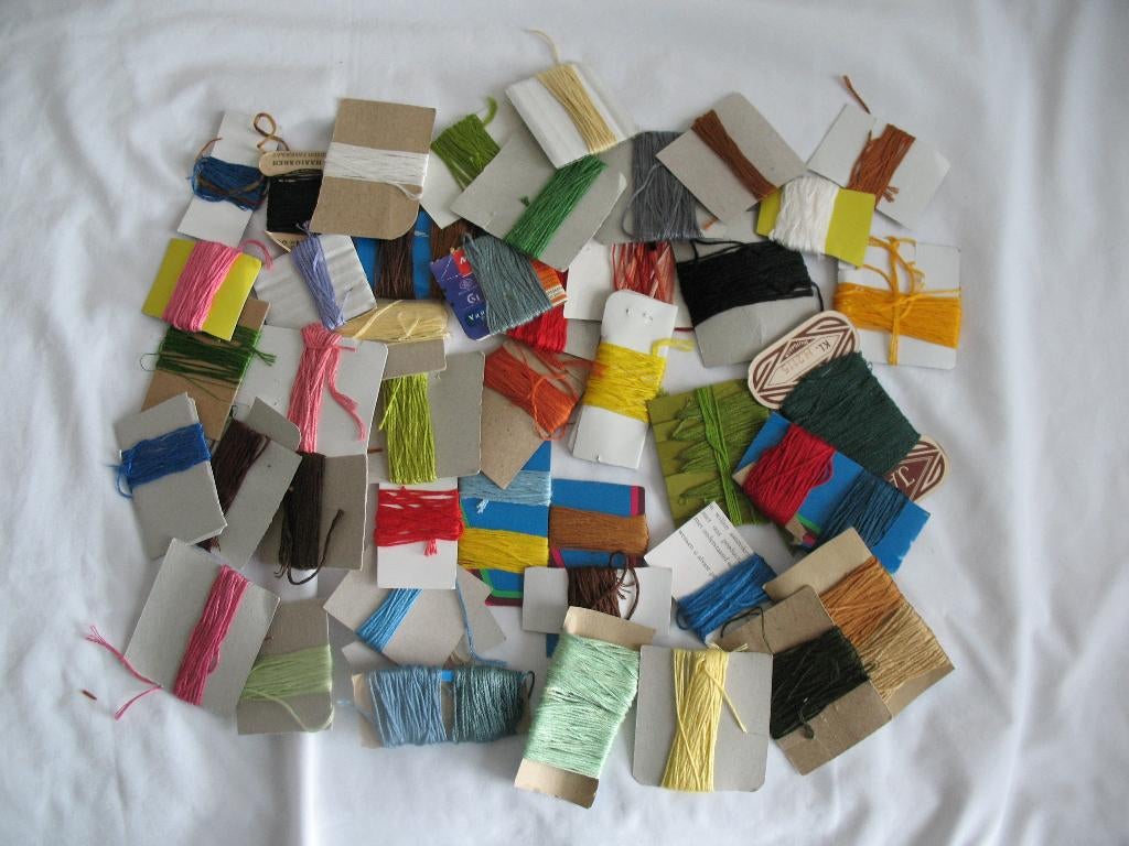 Lotje 50 Kaartjes DMC Satijn Garen Verschillend Kleuren, Hobby en Vrije tijd, Naaien en Fournituren, Ophalen of Verzenden, Zo goed als nieuw