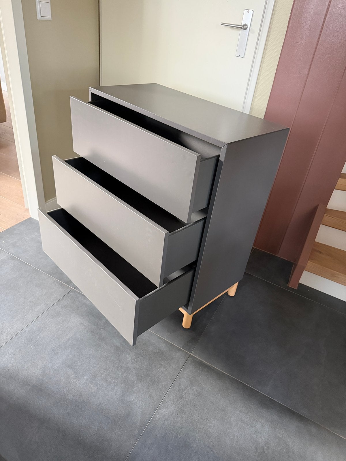 Eket kast Ikea met poot, Huis en Inrichting, Kasten | Ladekasten, Ophalen, 50 tot 100 cm, Zo goed als nieuw, Minder dan 100 cm