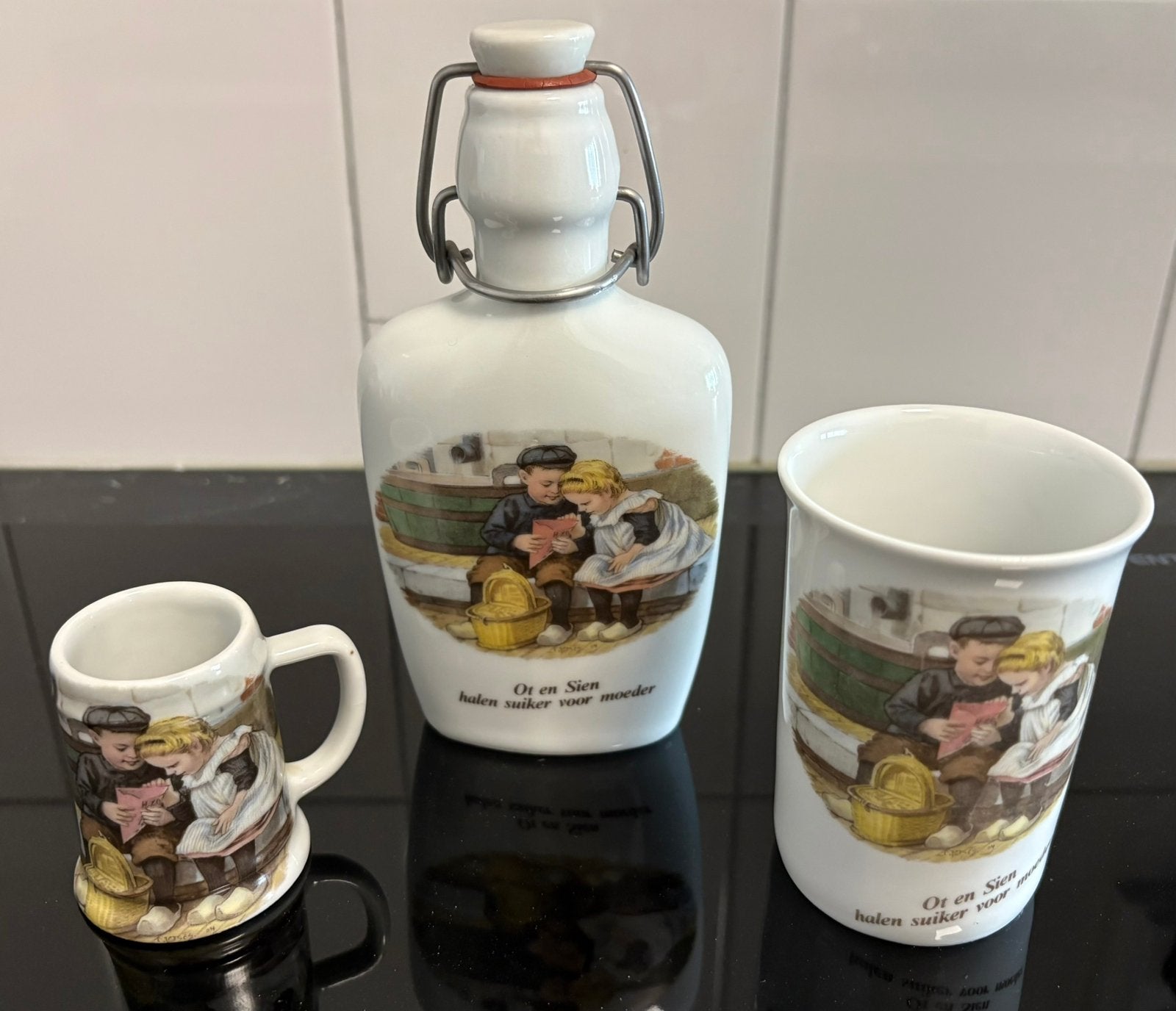 Ot en Sien porseleinen set: fles, mok en beker, Huis en Inrichting, Overige typen, Ophalen of Verzenden, Zo goed als nieuw, Overige stijlen
