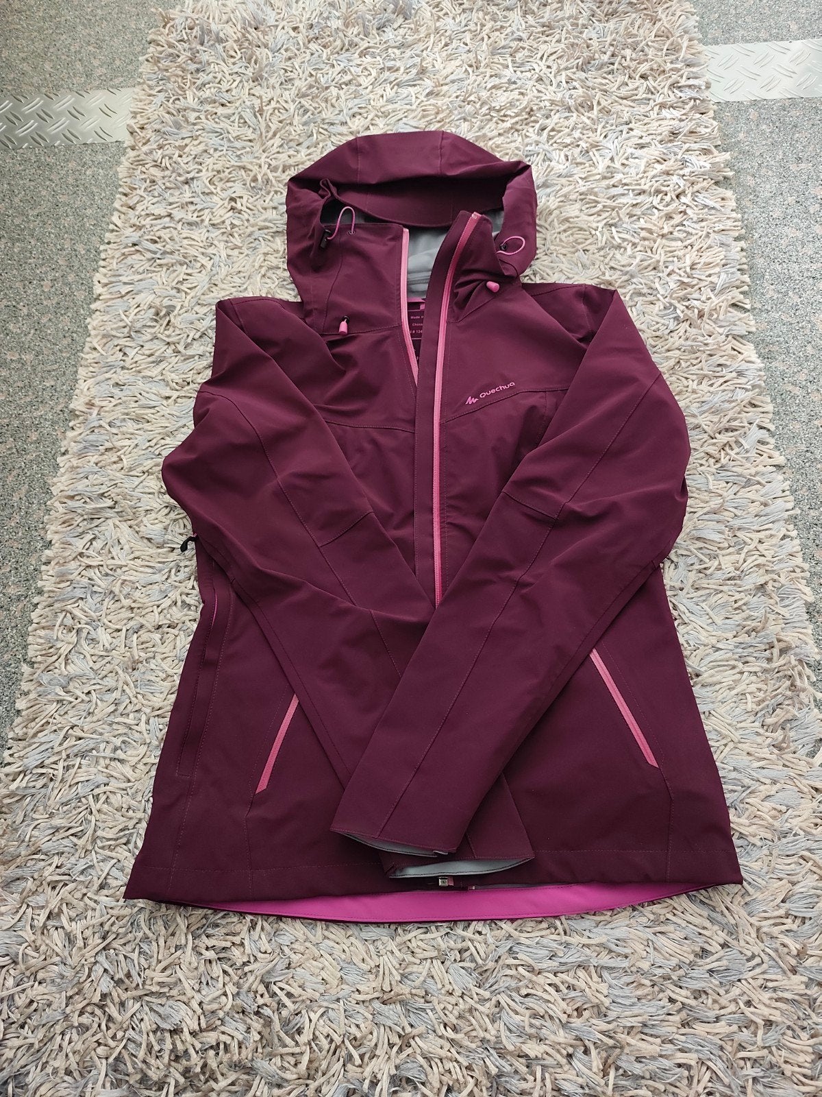 Te koop: dames regenjas Quechua aubergine maat M (Enschede), Ophalen, Zo goed als nieuw, Regenjas, Dames