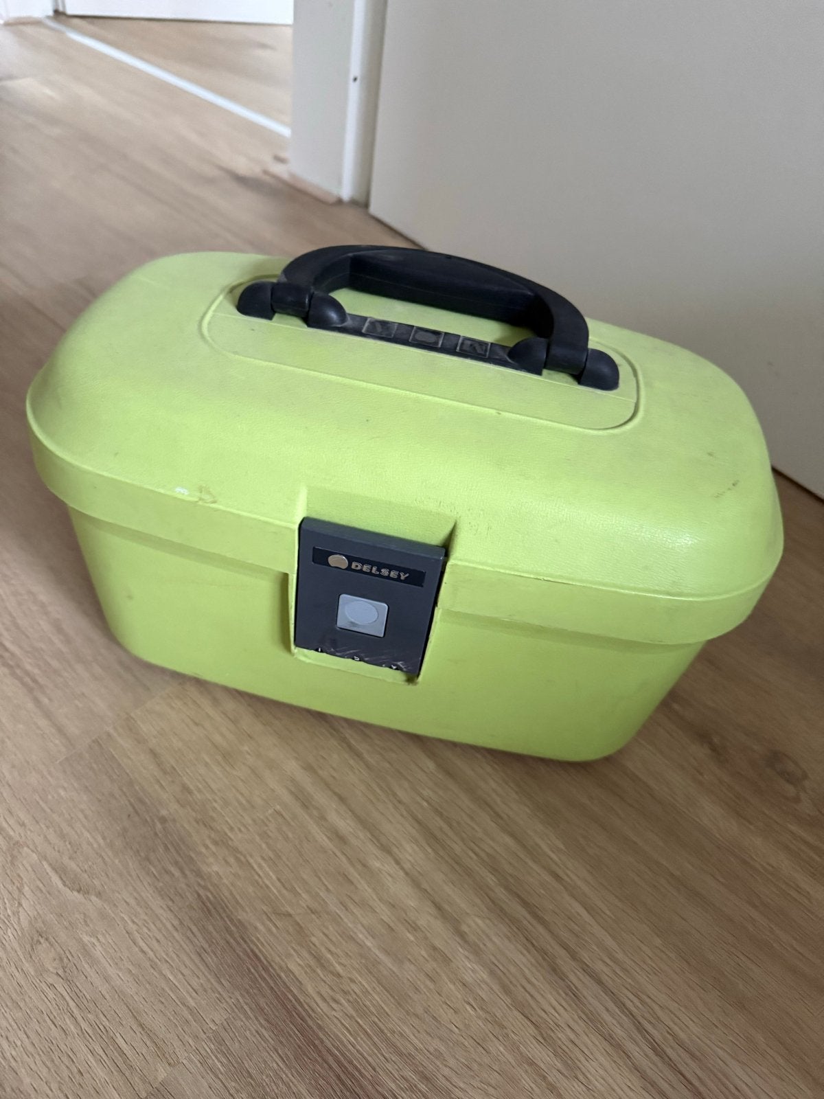 Delsey Hardcase Toilettas/Beautycase - Limegroen, Gebruikt, Ophalen of Verzenden, Met spiegeltje(s), Hardcase