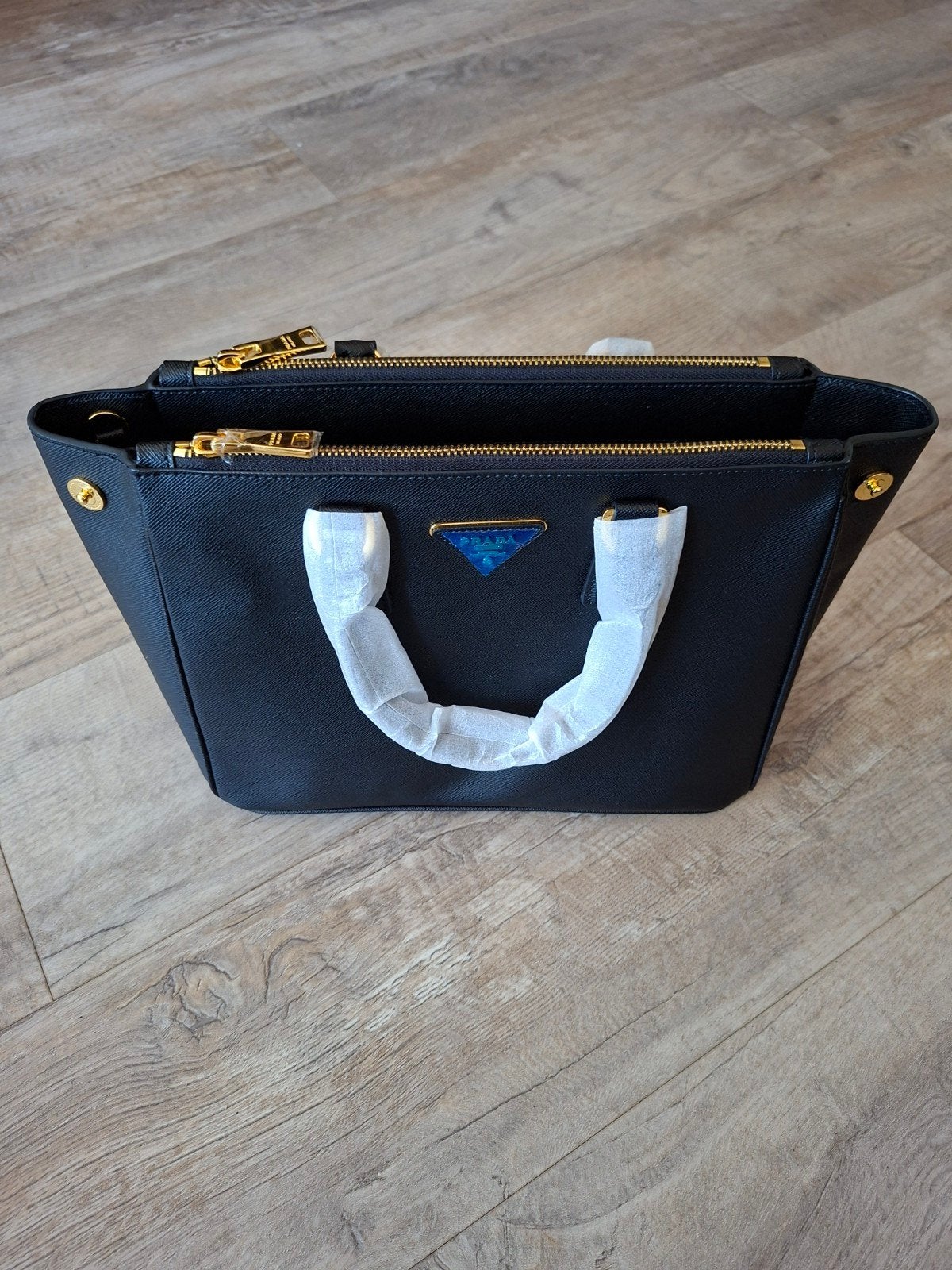 Nieuwe Prada zwarte tas met goudkleurige ritsen, Ophalen of Verzenden, Nieuw, Zwart, Handtas
