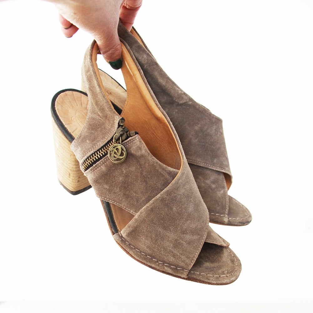 Zeer Mooie Suede Atelier Do Sapato Hakken s16 (Maat41) €60,-, Kleding | Dames, Bruin, Overige typen, Ophalen of Verzenden, Zo goed als nieuw
