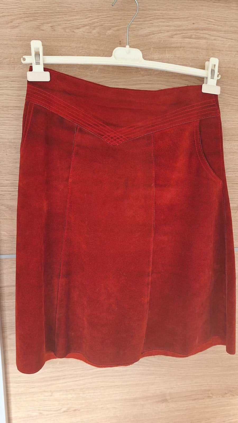 Rode suède rok, Kleding | Dames, Maat 38/40 (M), Ophalen of Verzenden, Boven de knie, Rood