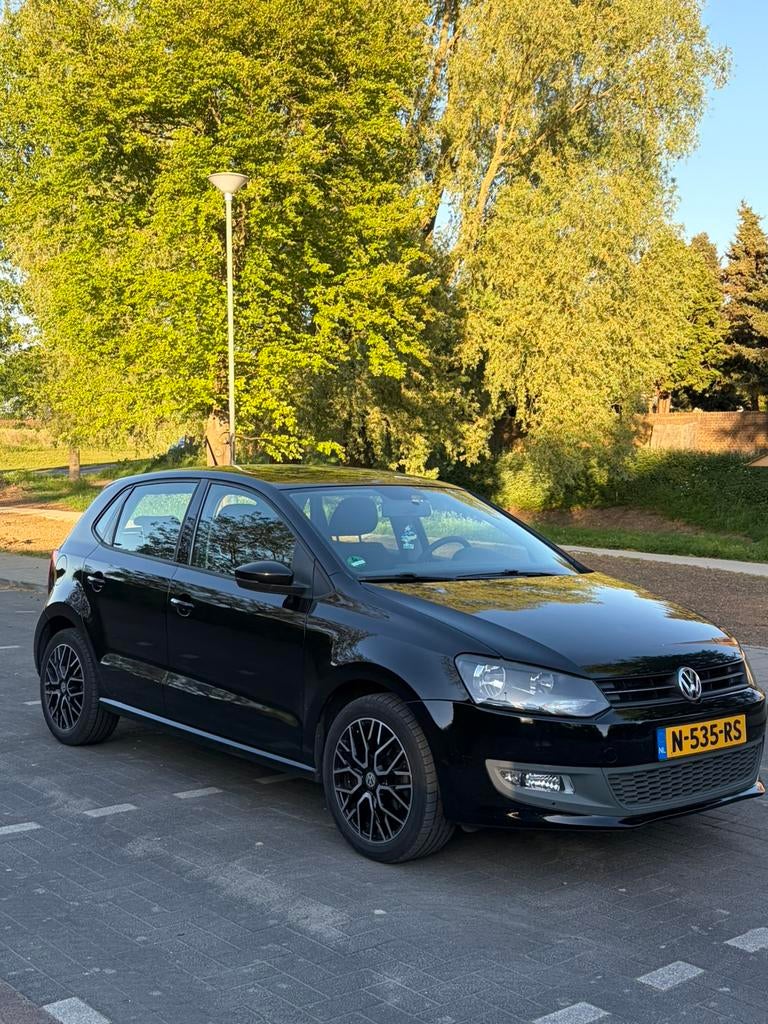 Volkswagen Polo 1.4 16V FSI 63KW 2010 Zwart, Voorwielaandrijving, Stof, 40 €/maand, Zwart