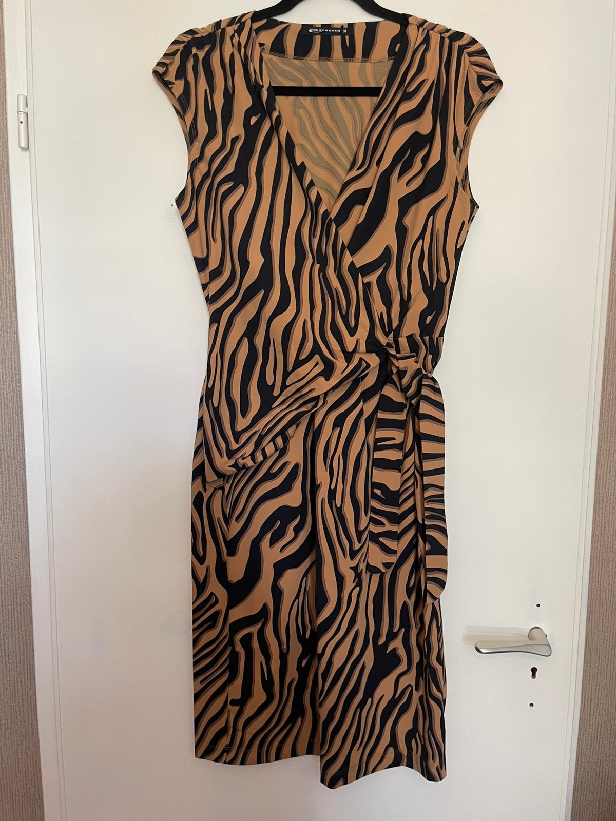 Expresso travelstof stretch jurk maat 38, Kleding | Dames, Ophalen of Verzenden, Zo goed als nieuw, Maat 38/40 (M), Bruin