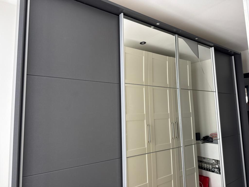 Moderne kledingkast met schuifdeuren en spiegel, Huis en Inrichting, Kasten | Kledingkasten, Ophalen, 200 cm of meer, Zo goed als nieuw