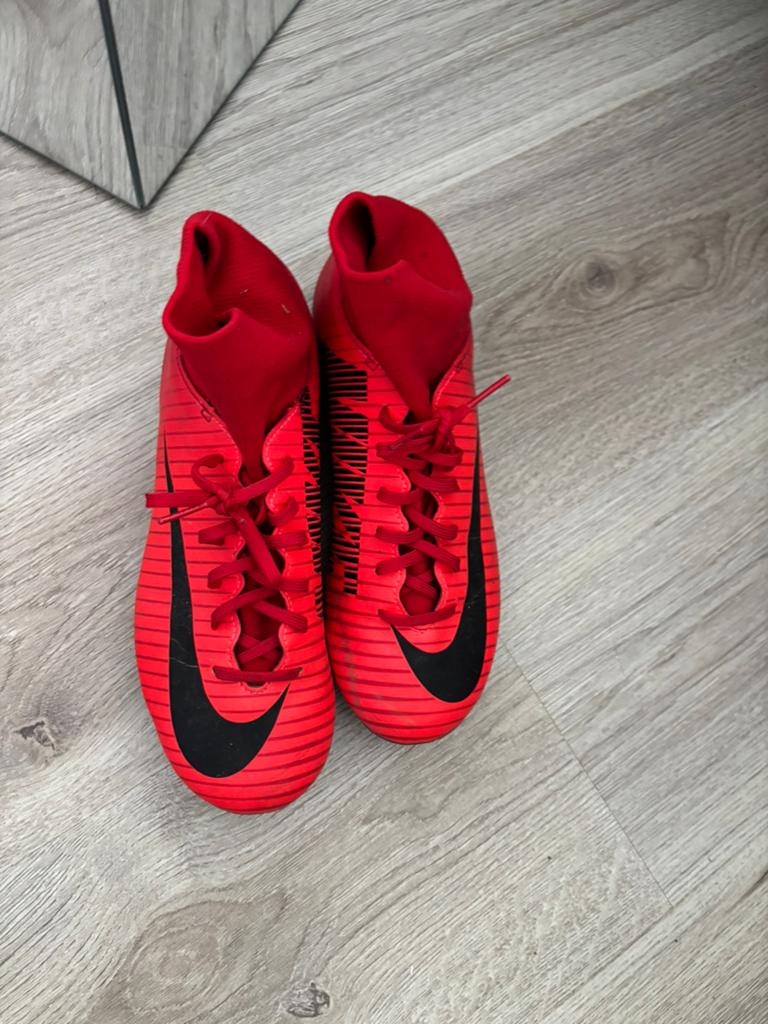 Rode Nike Mercurial Voetbalschoenen - Maat 39, Ophalen of Verzenden, Zo goed als nieuw, Schoenen