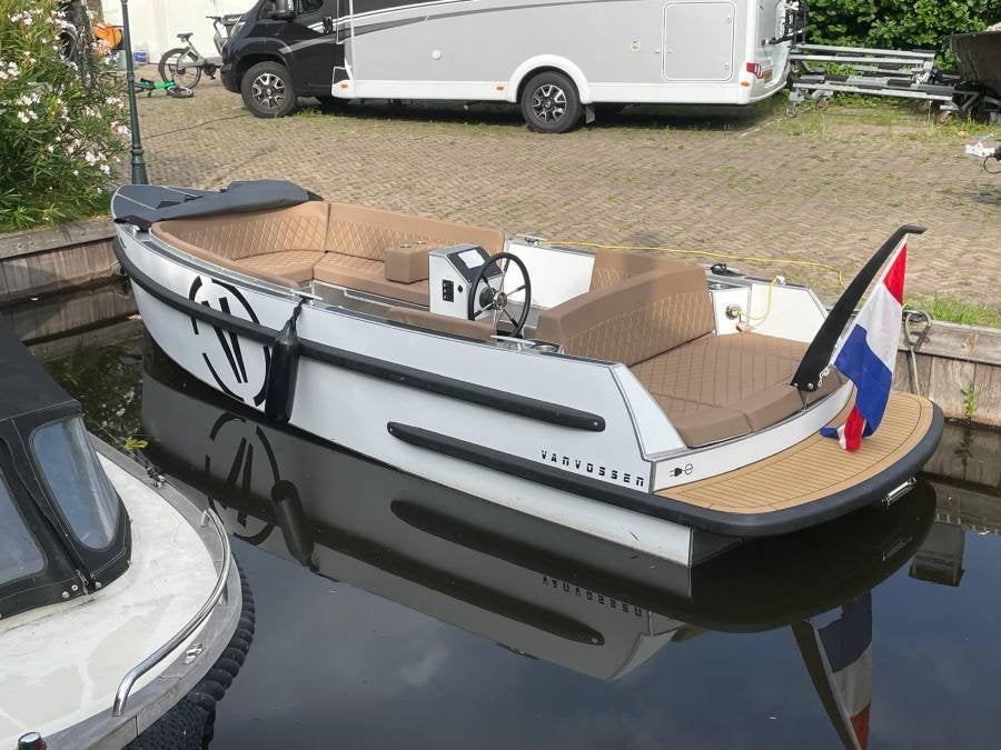 Compleet luxe uitgerust VanVossen elektrische tender met